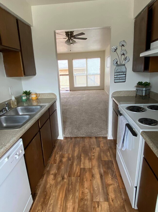 Foto del edificio - Royal Oaks Apartments