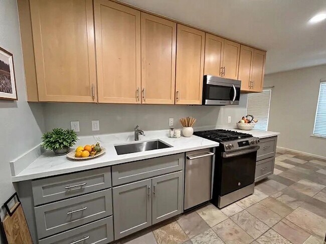 Cocina larga, con forma de L modificada. - 2235 Bonar St