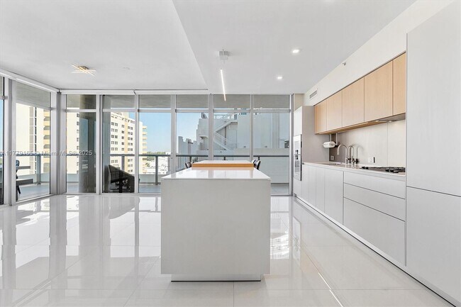 Foto del edificio - 3737 Collins Ave
