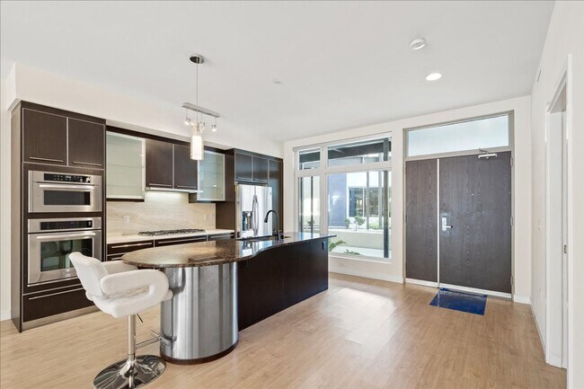 Foto del edificio - Serene Resort Community, 2 bd, 2 bth, 2 Story Gym, Rooftop Deck, 4 Pools