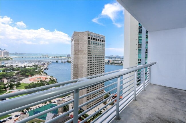 Foto del edificio - 325 S Biscayne Blvd