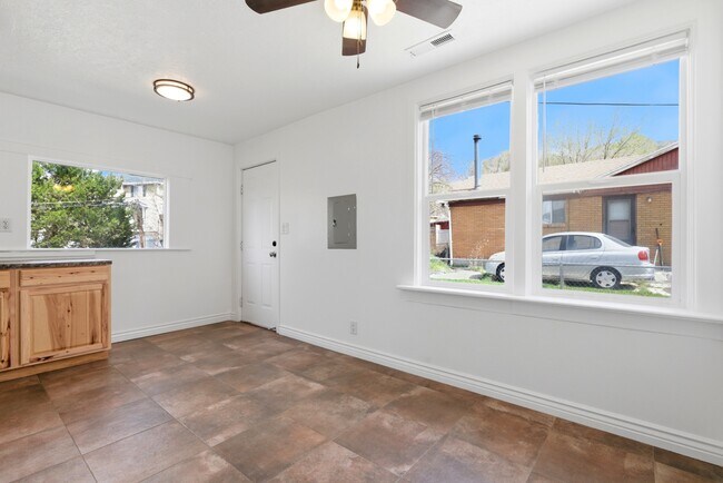 Building Photo - 1060 Sullivan Dr