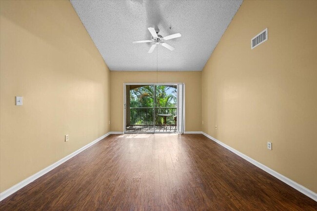 Foto del edificio - 272 Village Blvd