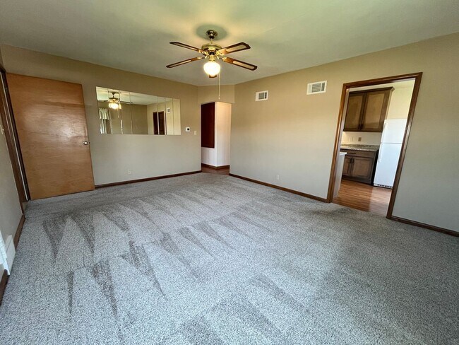 Foto del edificio - East Side 2 Bed/2 Bath w/ Bonus Room!
