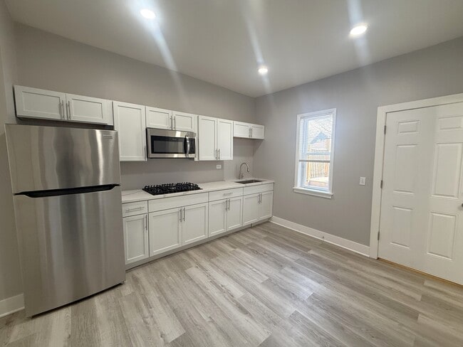 Building Photo - 3575 W Dickens Ave