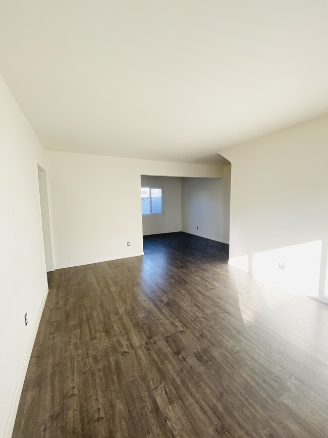 Building Photo - 539 Hyde Park Pl