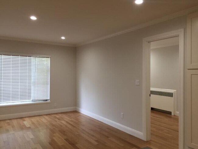 Building Photo - 2 bedroom in Oakland CA 94610