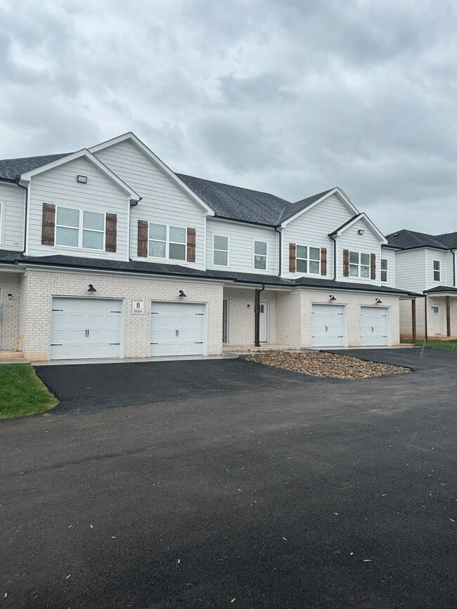 Building Photo - 2 bed, 2.5 bath