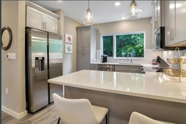 Building Photo - Stunning Furnished Townhouse in the South ...