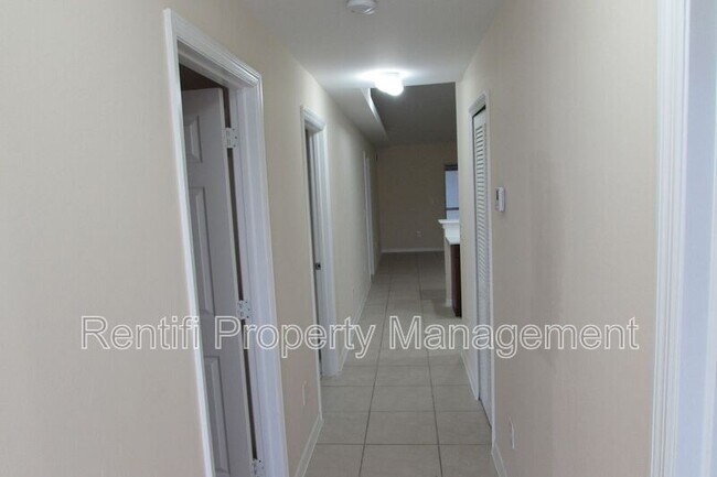 Foto del edificio - 1562 Gilbert Ave S