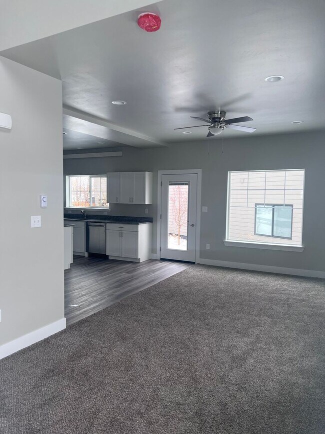 Building Photo - 3 BR 2 Bath Townhouse with Large attached ...