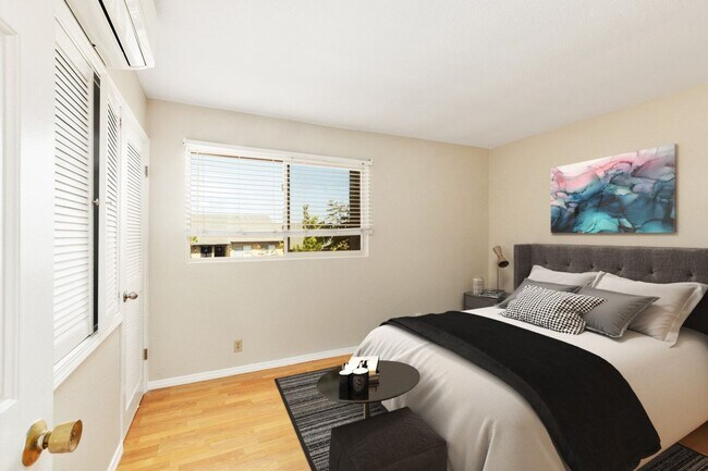 Building Photo - 2 Bedroom 1.5 Bath Townhome with  pvt patio (AC/Pool/Gated Parking/EV Chargers)