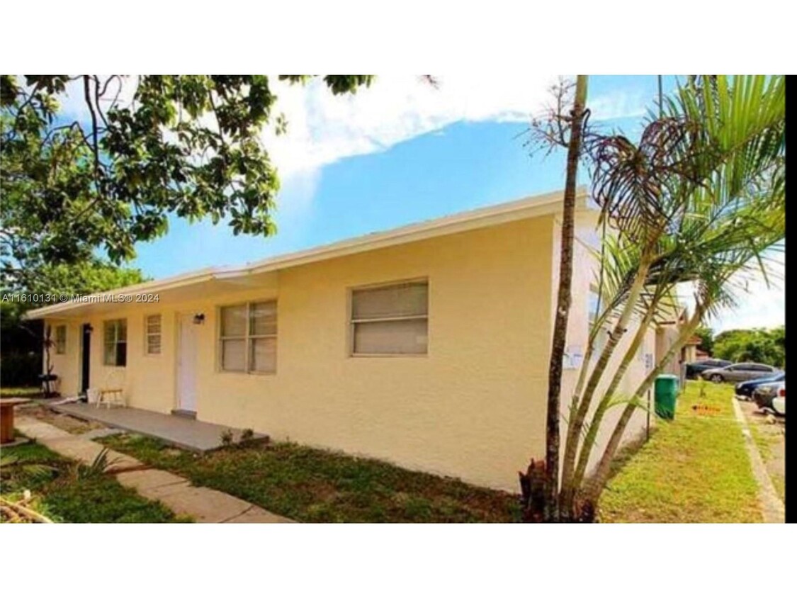 Foto principal - 2615 NW 13th Ct