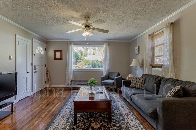 Building Photo - 4 Long Hill St