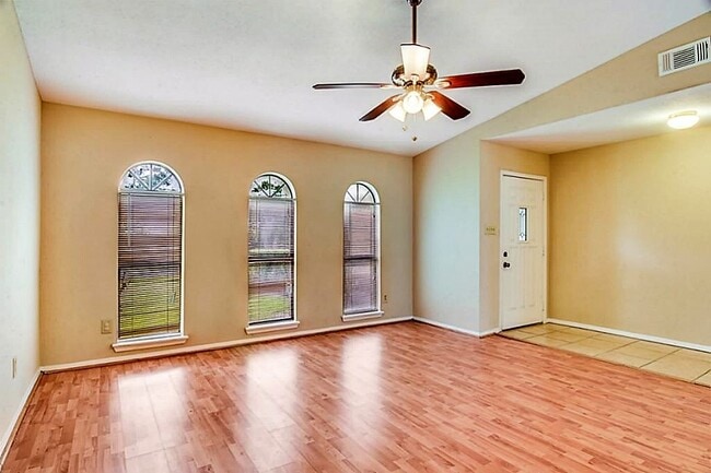 Foto del edificio - 6907 Tara Dr