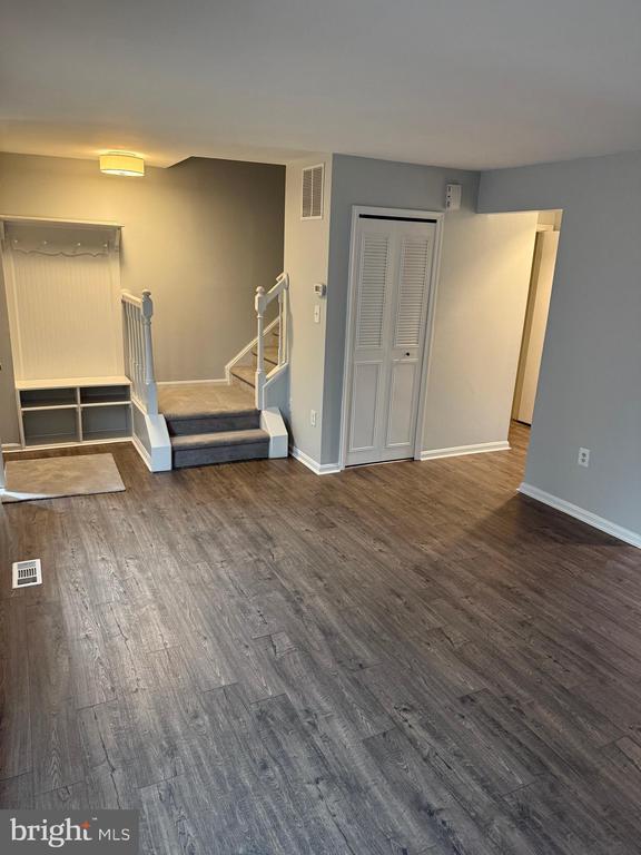 Foto del edificio - 8625 Point of Woods Dr