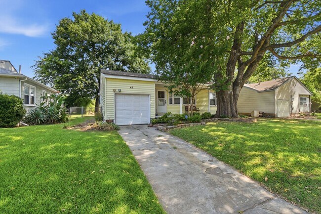 Foto del edificio - Remodeled Midtown Tulsa Bungalow – Classic Charm with Modern Updates!