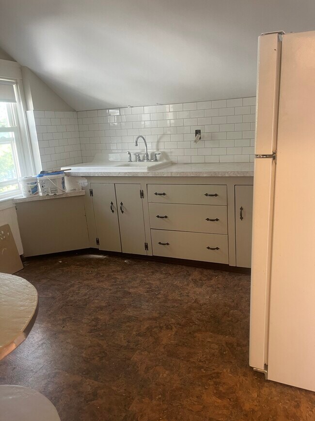 Cocina - 581 Woonasquatucket Ave