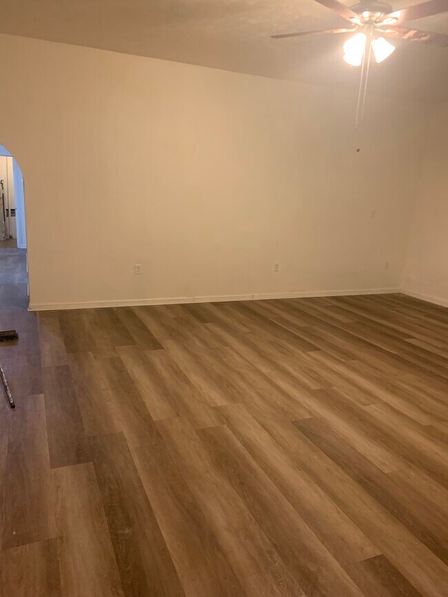 Sala de estar - 2285 S Bowie Ave