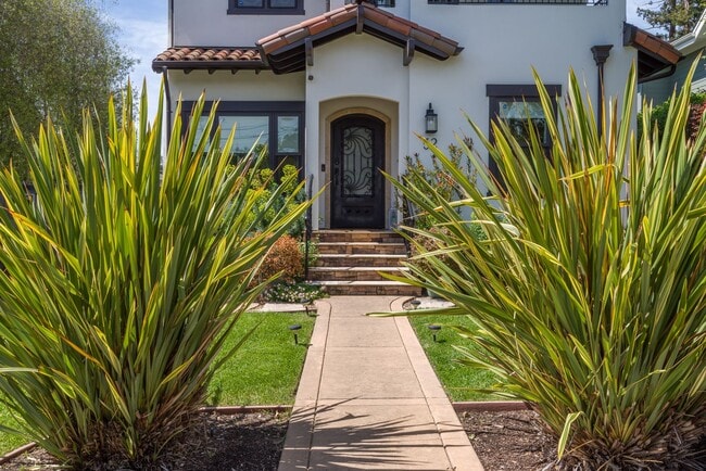 Building Photo - Remodeled Mediterranean in the Highly Sought after Mount Carmel Neighborhood