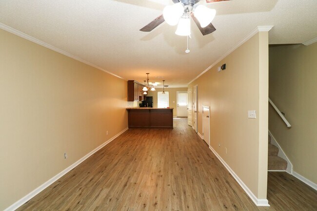 Foto del edificio - 2 BEDROOM, 2 1/2 BATH TRIPLEX CLOSE TO HON...