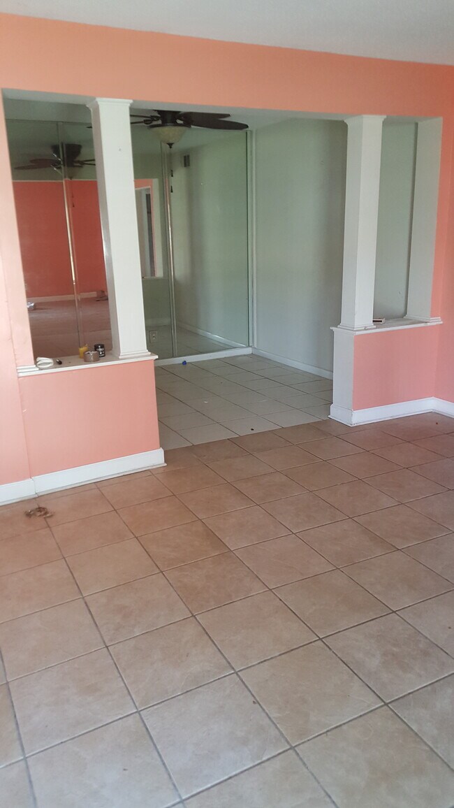 Comedor - 2100 W Beach Dr