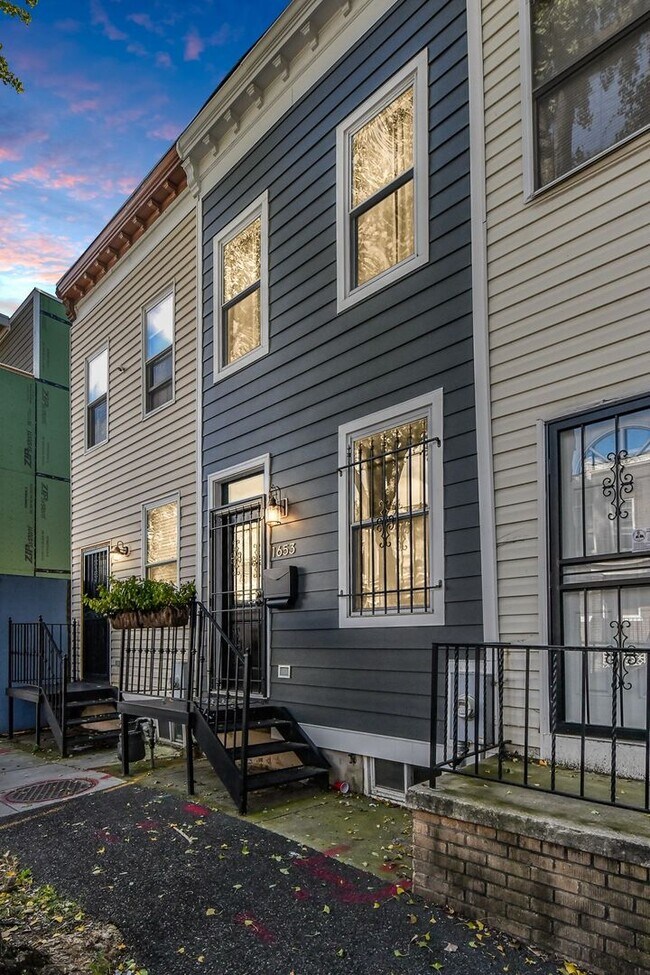 Building Photo - Beautiful 3 Bedroom Abode Just Off of the ...