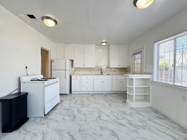 Foto del edificio - Quaint 3 bedroom Apt Home on 439-443 N. Spaulding Ave.