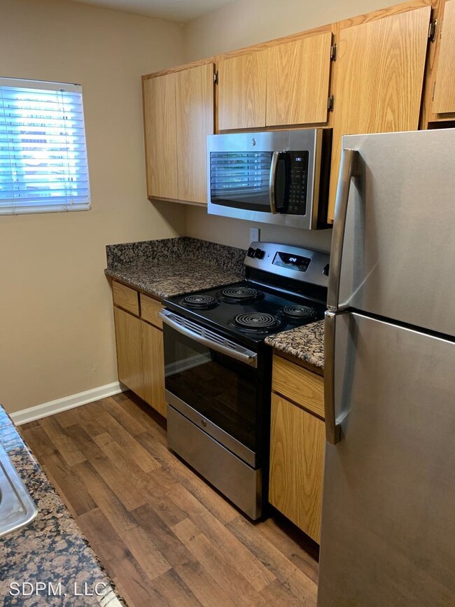 Building Photo - 1 br, 1 bath Apartment - 330 N Juniper St