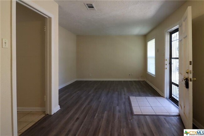 Foto del edificio - 1512 White Ave