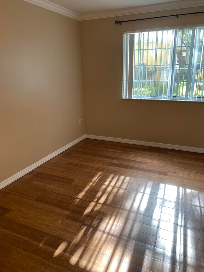 Foto del edificio - 1600 Crestwood Ct S