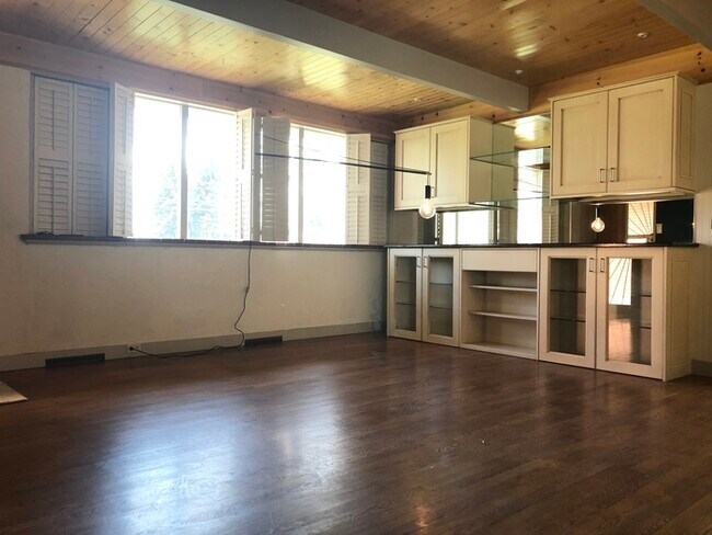 Building Photo - Stunning 2 bedroom home in Arapahoe Acres!