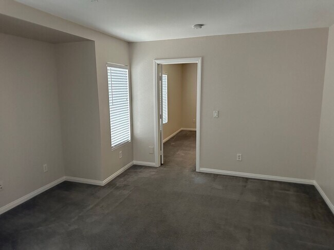 Foto del edificio - AVAILABLE NOW! Outstanding 3 Story Home!