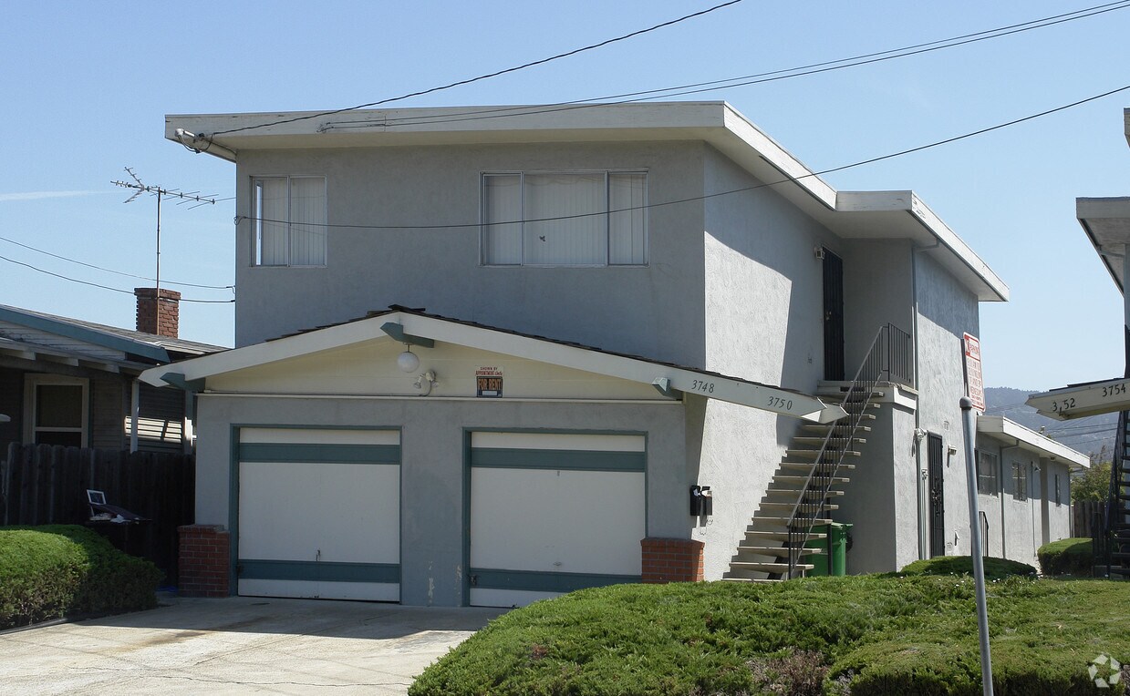 Foto principal - 3748-3750 Brookdale Ave
