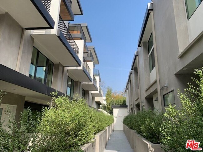 Foto del edificio - 2241 Hyperion Ave