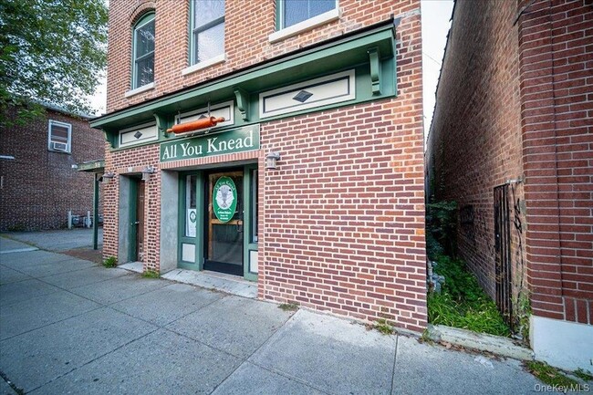 Building Photo - 308 Main St