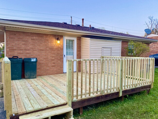 New large deck perfect for entertaining - 6300 Hackberry Way