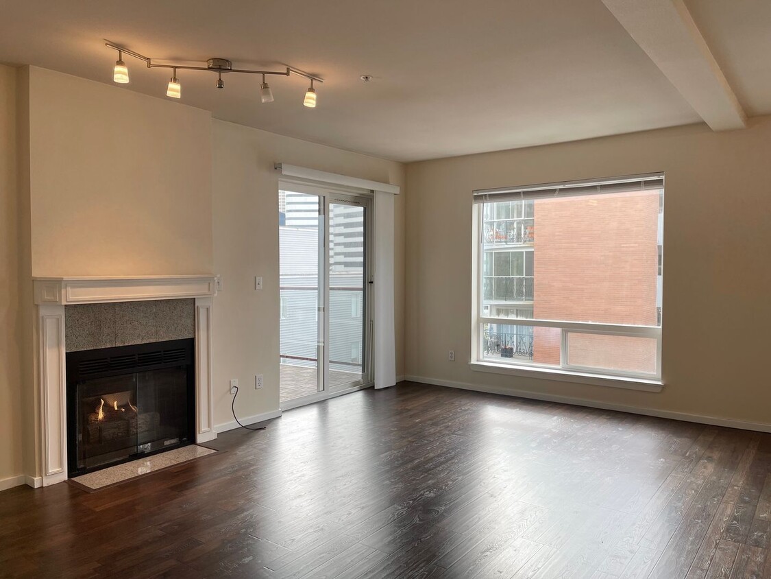 Foto principal - Spacious 2 Bedroom Condo! Utilities and Pa...