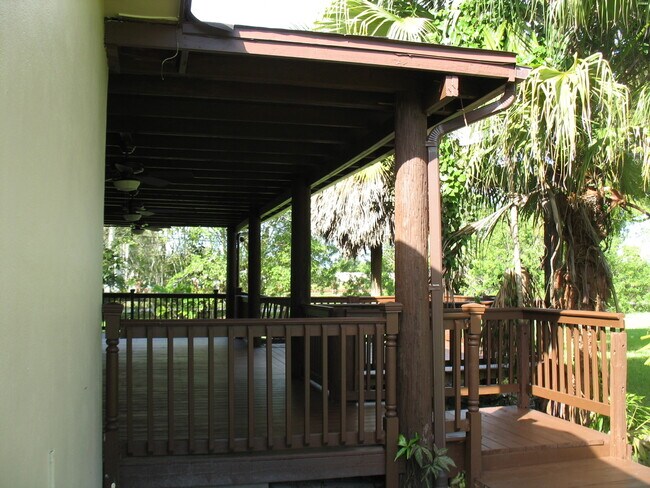 Foto del edificio - Country living in the city! 1.6 acres, Hor...