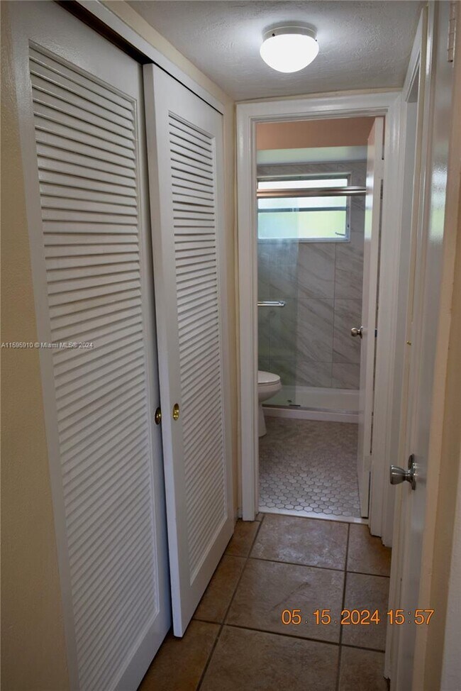 Building Photo - 4169 SW 67th Ave
