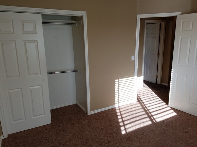 Building Photo - 2 Bedroom/1.5 Bathroom Townhome