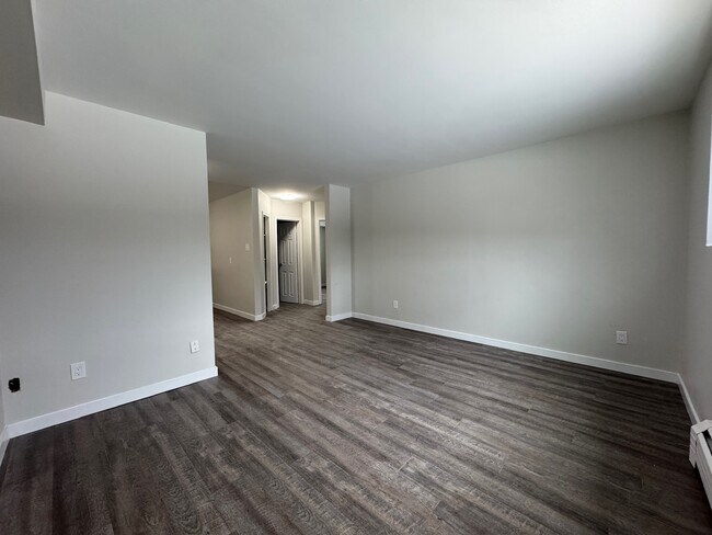 Building Photo - Freshly Renovated 2 Bedroom 1 Bathroom Apartment!