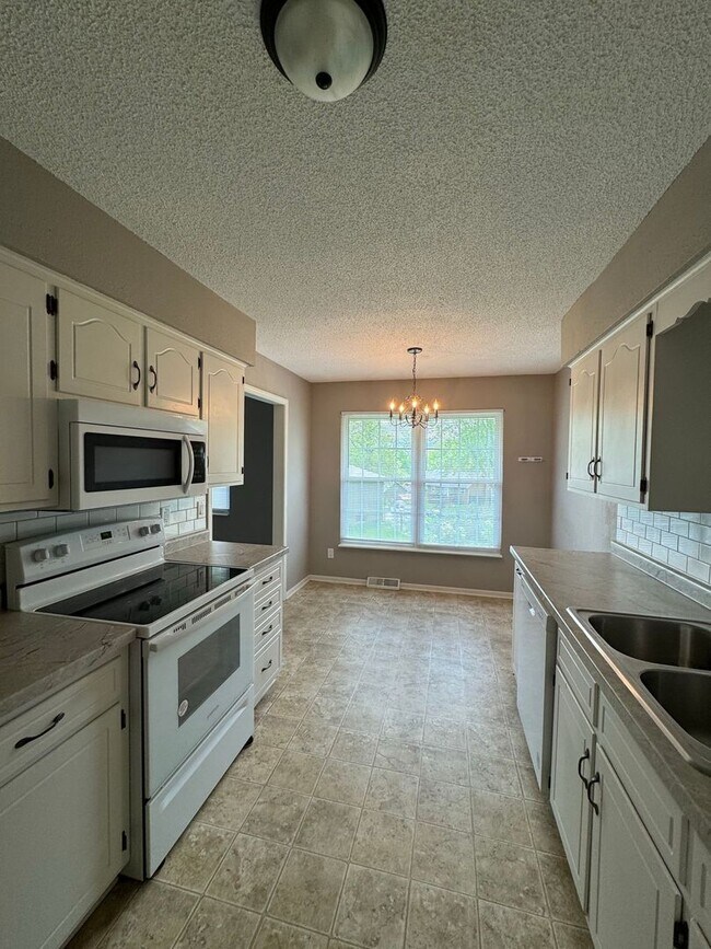 Foto del edificio - Huge 3 bedroom/2 bathroom home in Independ...