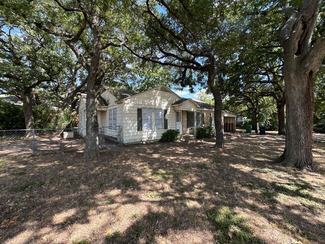 Foto del edificio - Denton Charmer with Big Yard, Carport & Flexible Living Space
