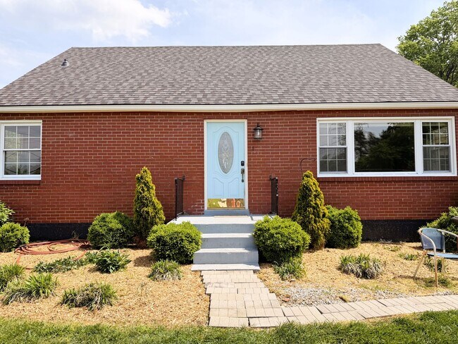 Foto del edificio - Hilltop Charm in Floyds Knobs – Spacious All-Brick Beauty with Room to Grow!