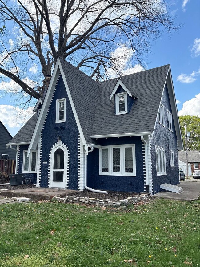 Foto del edificio - Butler Beauty on the Knoll!  6BR/3BA ready to go for next school year.