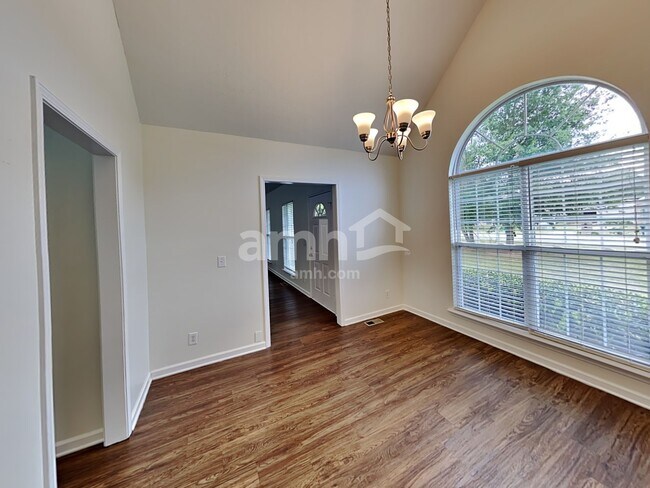 Foto del edificio - 204 Creekwood Dr