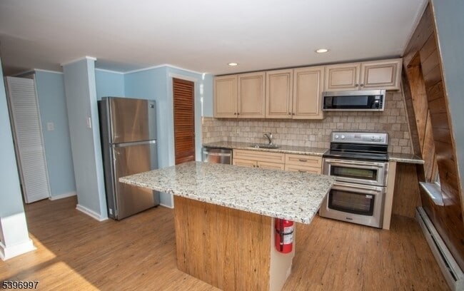 Building Photo - 848 River Rd