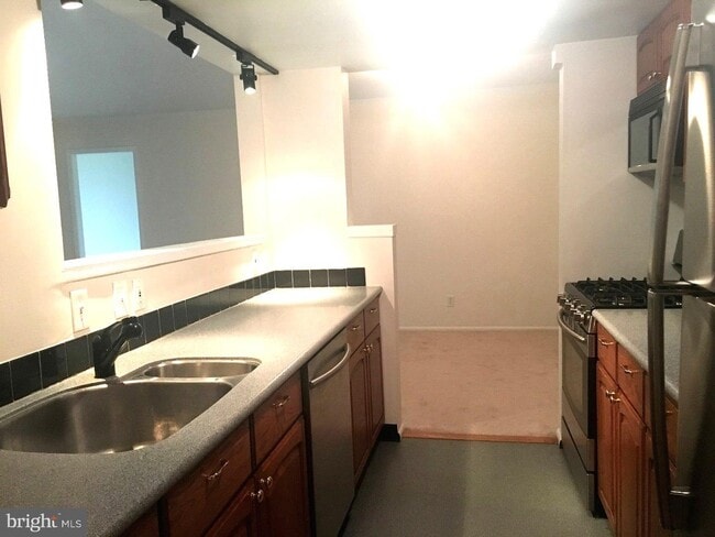 Building Photo - 310 Drummers Ln