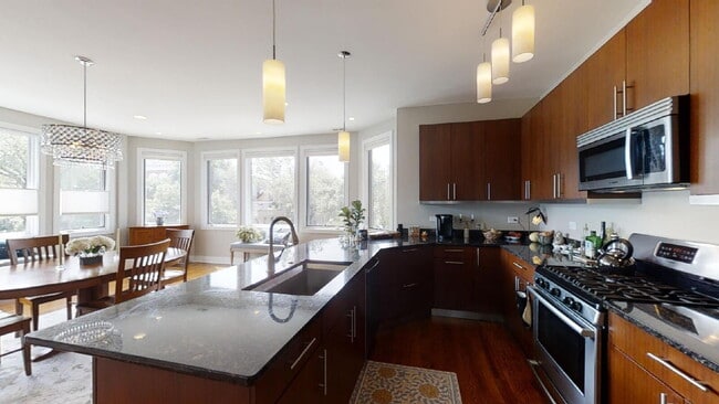 Building Photo - "Luxurious Living at 1500 West Huron: Spacious 2-Bed, 2-Bath Condo with Fireplace & Hardwood Floo...